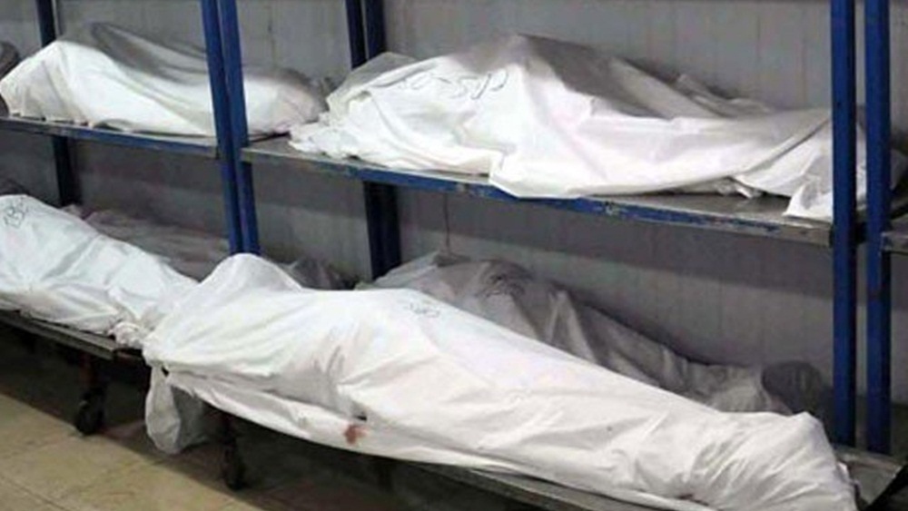 گھر کے باہر سے ملنے والی لاشیں ایک ہی خاندان کی ہیں۔ فائل فوٹو