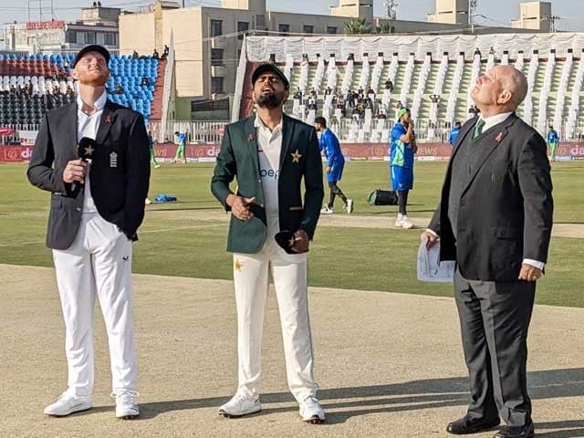 انگلینڈ پاکستان کیخلاف بیٹنگ