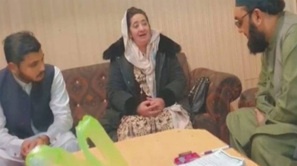 52 سالہ لیڈی ڈاکٹر کا اسلامی نام عائشہ رکھا گیا ہے،فائل فوٹو