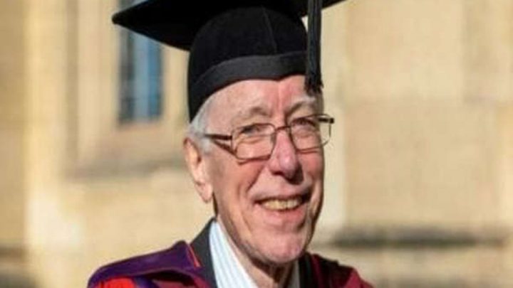 76 سالہ ڈاکٹر نک ایکسٹن نے 50 سال قبل پی ایچ ڈی میں داخلہ لیا تھا۔فائل فوٹو