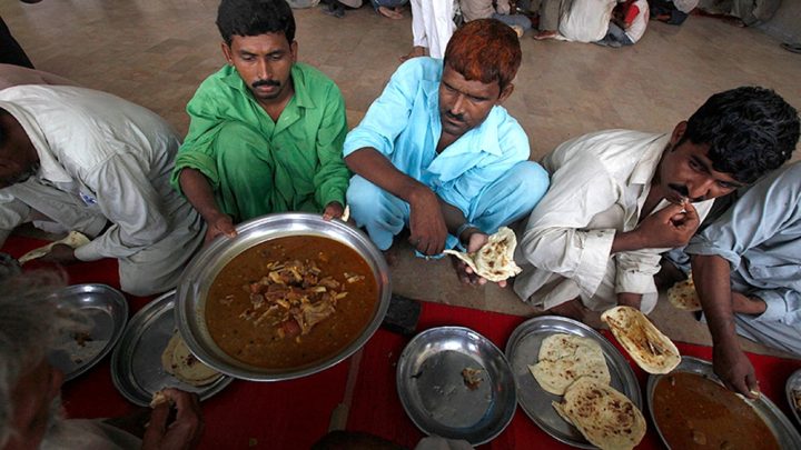  راشن، علاج معالجے، مالی امداد کا سلسلہ بھی کم ہوگیا ہے۔فائل فوٹو