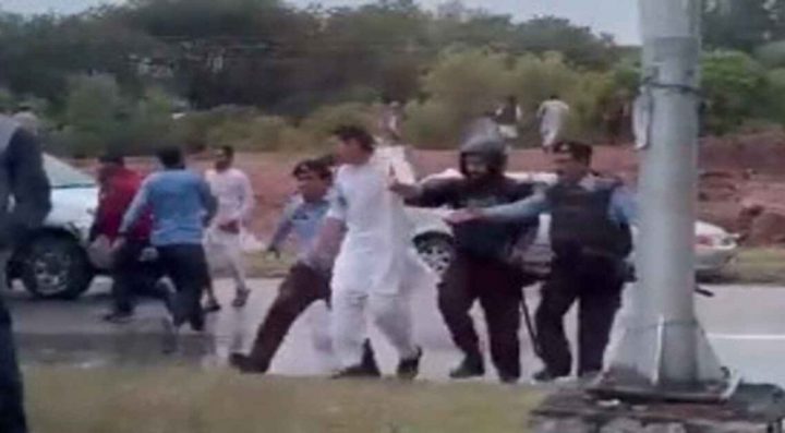  پی ٹی آئی کے خیال میں اب حکومت بیک فٹ پر آگئی ہے، فائل فوٹو