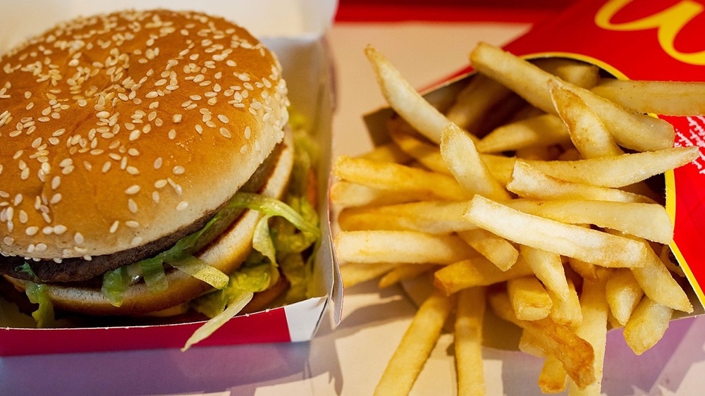 ایک گاہک کی جانب سے برگرمیں چوہوں کی مینگنیاں پائے جانے کی شکایت کے بعد تحقیقات پر ریسٹورنٹ میں چوہوں کی موجودگی کا علم ہوا۔ فائل فوٹو