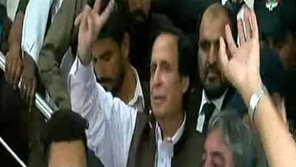 گرفتار ہم کریں اور گالیاں بھی ہم کھائیں،آپ لوگ سائیڈ پر ہو جائیں،ایسا نہیں ہو سکتا، فائل فوٹو