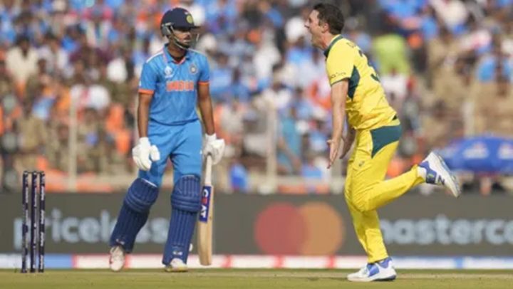 مچل اسٹارک نے 3، پیٹ کمنز،جوش ہیزل ووڈ نے 2،2، ایڈم زمپا اور گلین میکسویل نے ایک ایک وکٹ حاصل کی، فائل فوٹو