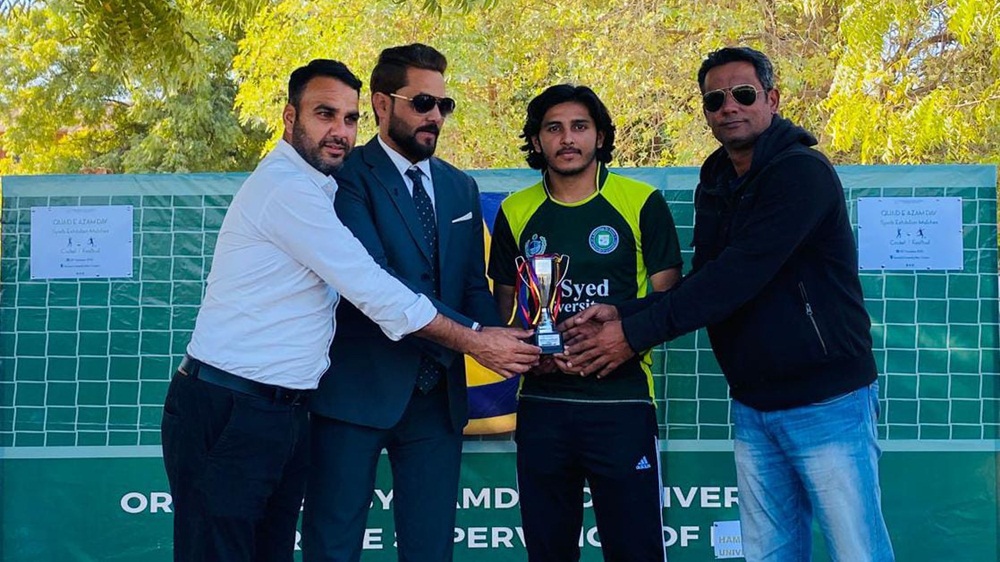 فاتح ٹیم کے کھلاڑی کو ٹرافی دی جا رہی ہے۔