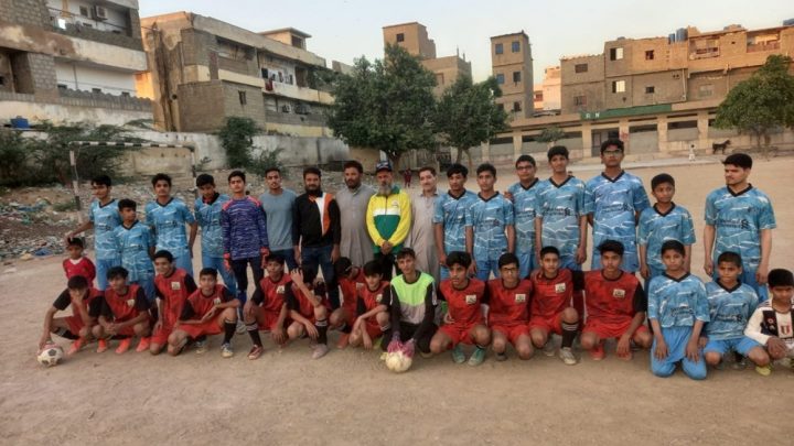 قائد اعظم ڈے نمائشی فٹبال میچ میں حسام الدین، سید کلیم حسین، بشیر خان اور انور سعید کا شاہ فیصل ایف سی اکیڈمی اور یونائیٹڈ ایف سی اکیڈمی کے کھلاڑیوں کے ہمراہ فوٹو