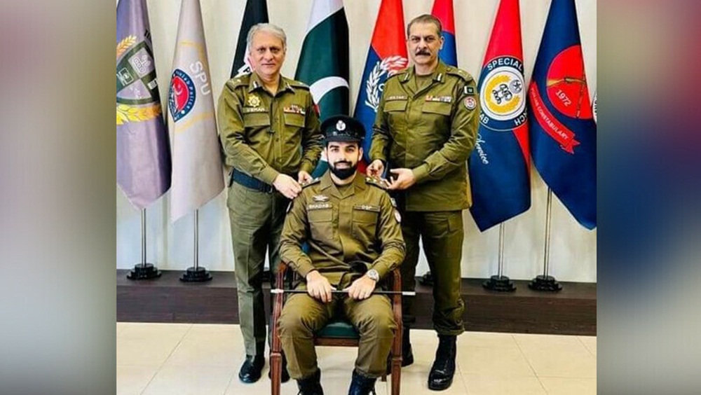 کرکٹر شاداب خان نے پنجاب پولیس کا یونیفارم زیب تن کیا، فائل فوٹو