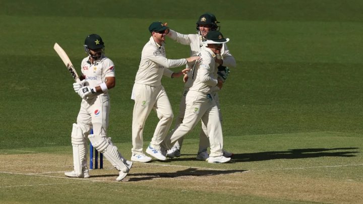 خرم شہزاد کے حصے میں 2 وکٹیں آئیں،فائل فوٹو