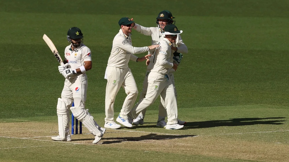 خرم شہزاد کے حصے میں 2 وکٹیں آئیں،فائل فوٹو