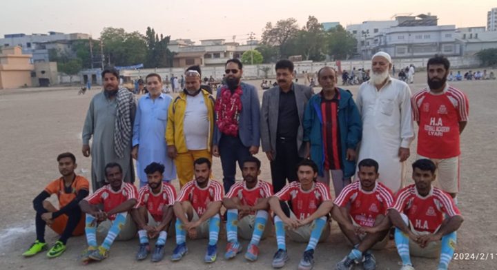 لالہ اورنگزیب شاہ مرحوم فٹبال ٹورنامنٹ کے فائنل کے موقع پرعمران ایڈووکیٹ، ساجد قریشی، اکرام اللہ کا ینگ محمدی فٹبال کلب کے کھلاڑیوں کے ہمراہ گروپ فوٹو