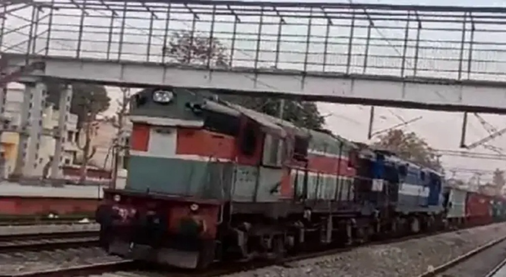 ٹرین تقریباً 100 کلومیٹر فی گھنٹہ کی رفتار سے دوڑتی رہی، فائل فوٹو