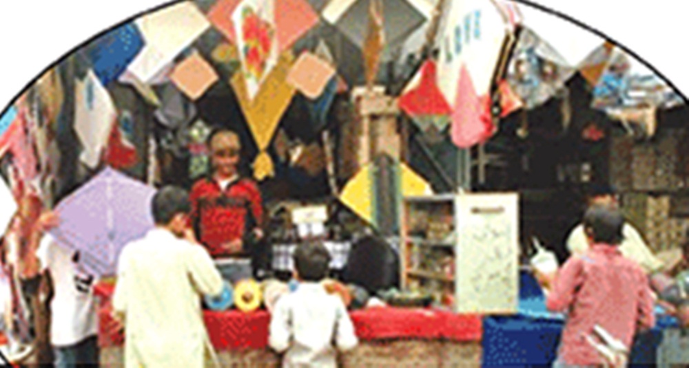 کراچی میں دو بچیوں سمیت کئی افراد گلے پر ڈور پھرنے کا شکار ہو چکے، فائل فوٹو