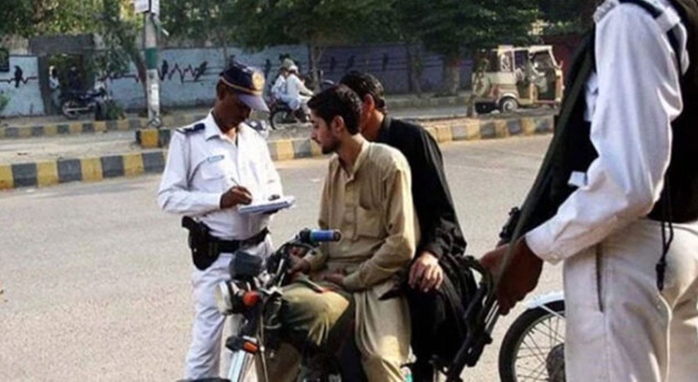  اہلکاروں کے ڈیوٹی سے غائب رہنے کے باعث بدترین ٹریفک جام معمول بننے لگا، فائل فوٹو