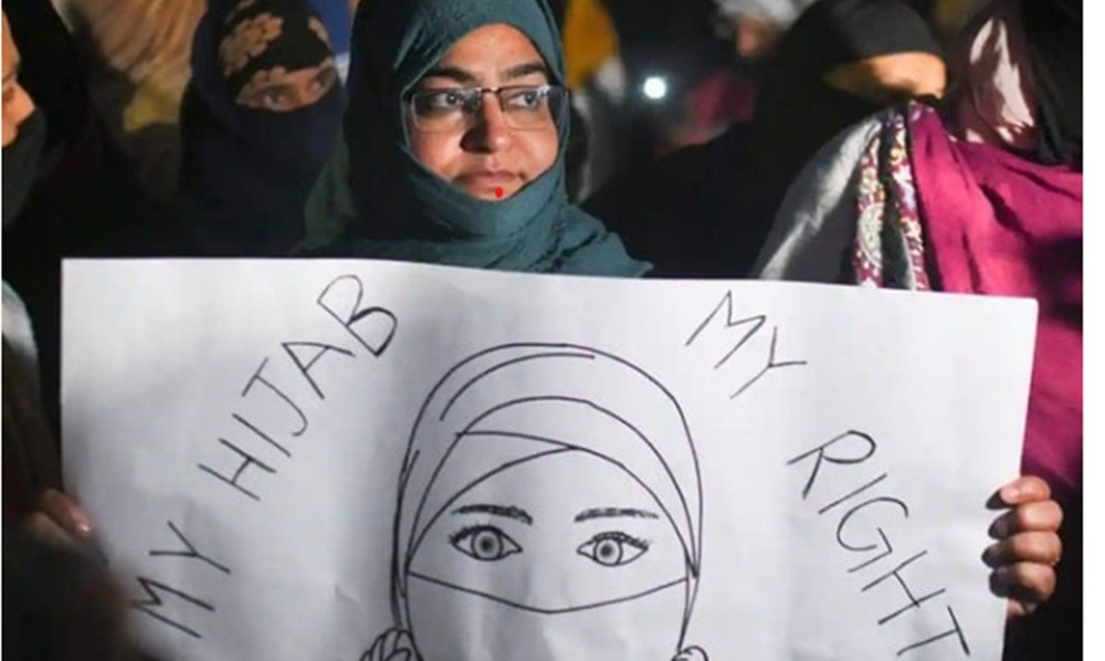 خواتین نےجب برقع اور حجاب اتارنے سے انکار کیا تو ہمیں عملے نے باہر نکال دیا، فائل فوٹو