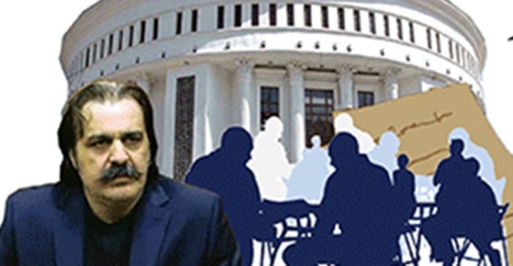  پارٹی کی دونوں طاقتور خواتین گنڈاپور سے خوش نہیں لیکن پھر بھی انہیں وزارت اعلیٰ سے ہٹانا مشکل ہوگا ،فائل فوٹو