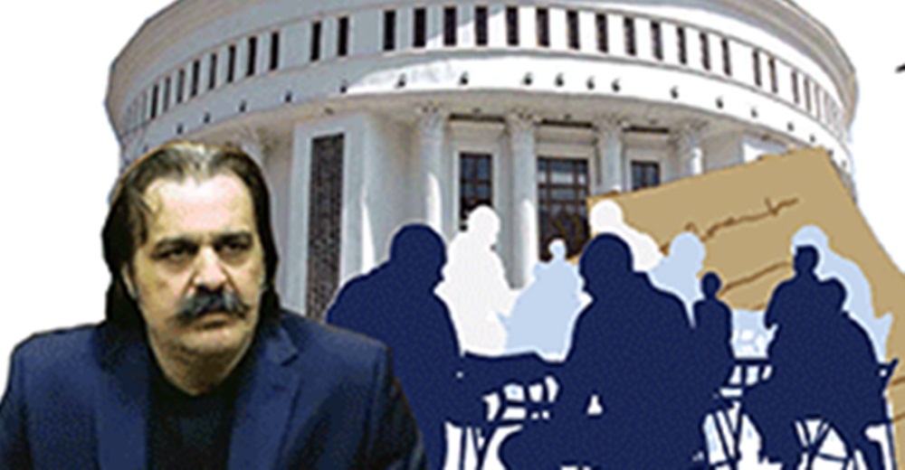  پارٹی کی دونوں طاقتور خواتین گنڈاپور سے خوش نہیں لیکن پھر بھی انہیں وزارت اعلیٰ سے ہٹانا مشکل ہوگا ،فائل فوٹو