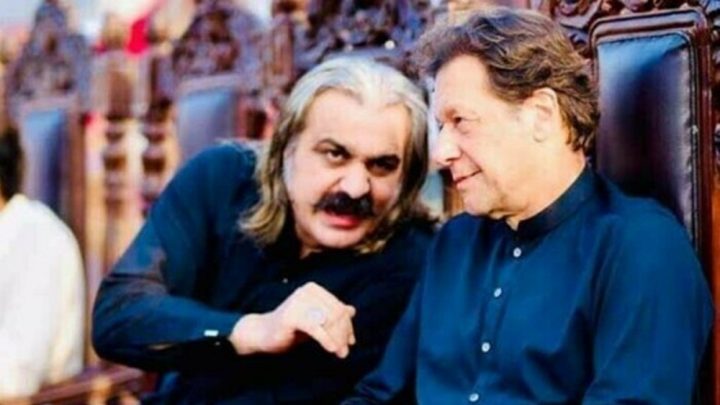  گنڈا پور کو وزارت اعلیٰ سے ہٹانے پر غور ضرور ہوا لیکن عمران خان اس کے نتائج سے خوفزدہ ہیں، فائل فوٹو