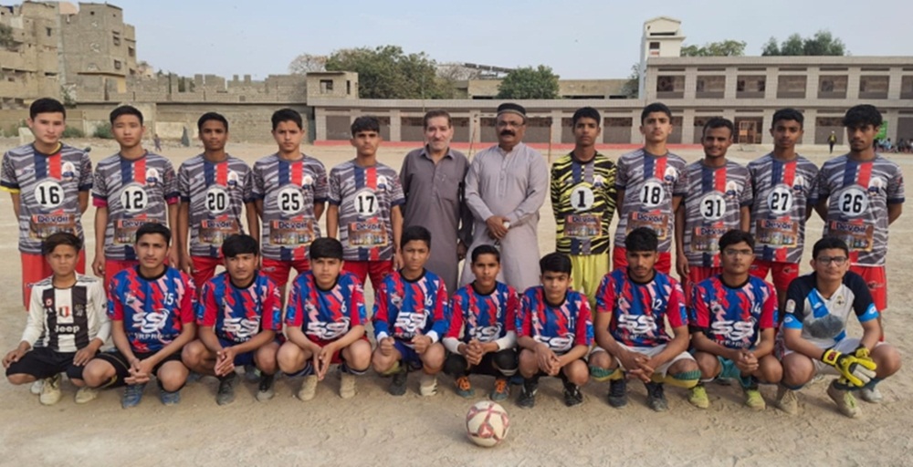 نیشنل فٹبالر شاہد علی صدیقی اور بشیر خان کا سر طارق لطفی فٹبال اکیڈمی اور شاہ فیصل یوتھ کے ہمراہ گروپ فوٹو