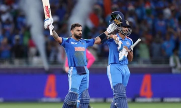 ویرات کوہلی نے 111 گیندوں پر ناقابل شکست 100 رنز بنائے اور مین آف دی میچ کا ایوارڈ اپنے نام کیا، فوٹو سوشل میڈیا