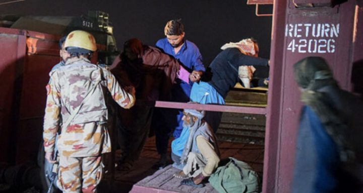  دوران آپریشن ایک بوگی کا دروازہ توڑنا پڑا، فائل فوٹو