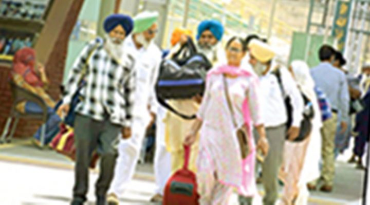 دنیا بھر سے دس ہزار سکِھ یاتری بیساکھی کی تقریبات منانے پاکستان آرہے ہیں، فائل فوٹو