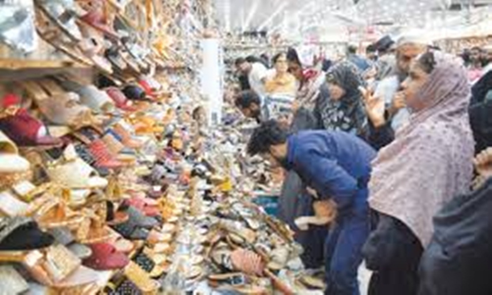 کراچی کے پوش علاقوں میں ٹھیلہ و پتھارا لگانے کا ریٹ 2 سے 5 ہزار روپے یومیہ تک رہا، فائل فوٹو