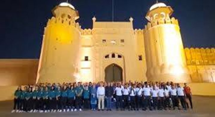 غیر ملکی خواتین کھلاڑیوں نے رنگیلا رکشہ کی سواری بھی کی، فوٹو مقامی میڈیا