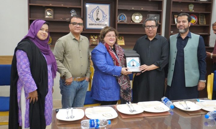 پاکستان میں اب تک 3,300 بچے اس پروگرام کے تحت رجسٹرڈ ہو چکے ہیں، فوٹو بشکریہ کراچی پریس کلب