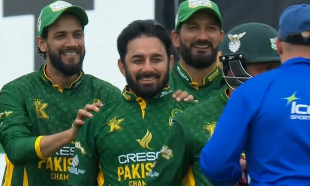 سعید اجمل نےصرف 16 رنز دے کر 6 کینگروز کا شکار کیا، انہیں مین آف دی میچ قرار دیا گیا، فوٹو سوشل میڈیا