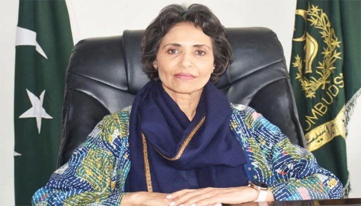 وفاقی محتسب کے مطابق ماں بننا کسی عورت کے کیریئر کے لیے رکاوٹ نہیں ہونا چاہیے، فائل فوٹو