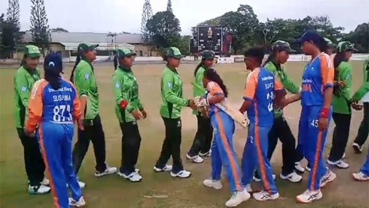 آنکھوں والوں نے ہاتھ نہیں ملایا لیکن بلائنڈ ویمن کرکٹ ٹیم کی  کھلاڑی مسافحہ کر رہی ہیں، فوٹو سوشل میڈیا